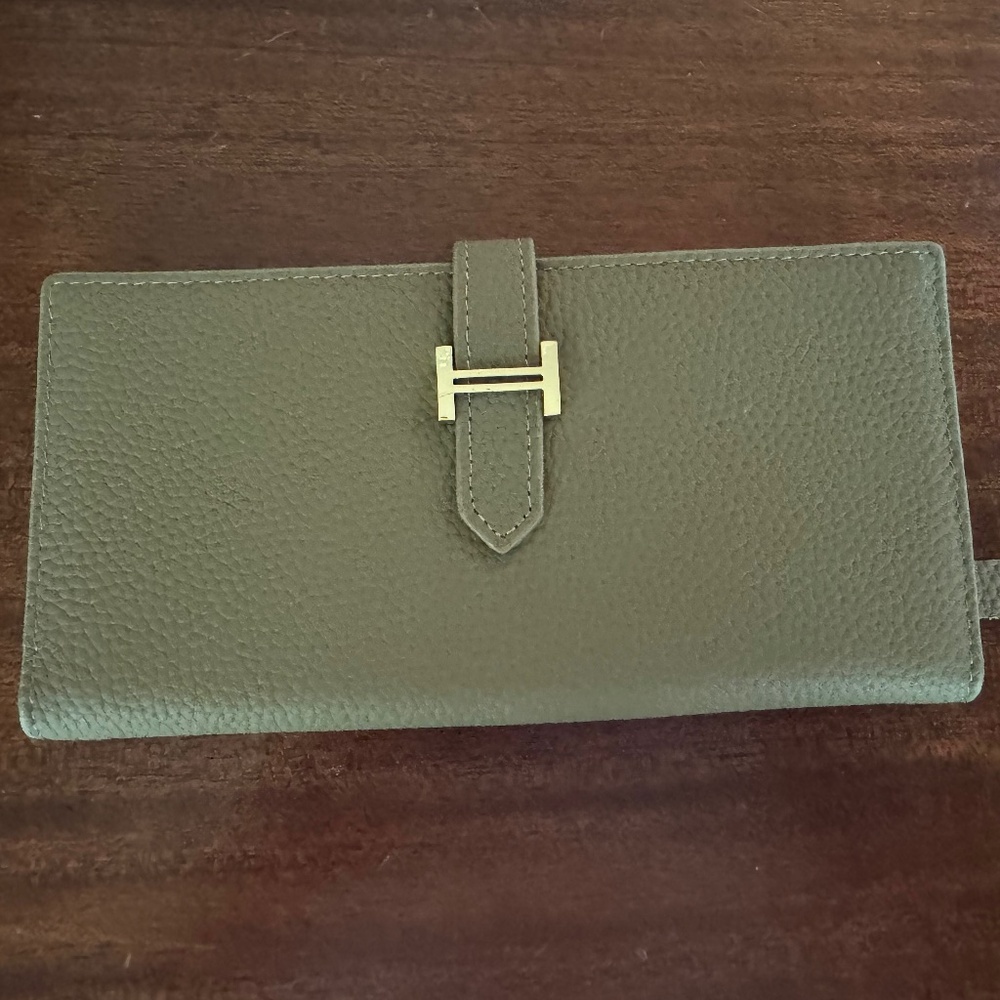 H leather  wallet